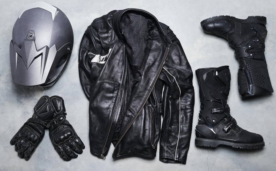 De nombreux accessoires de motard posé sur le sol