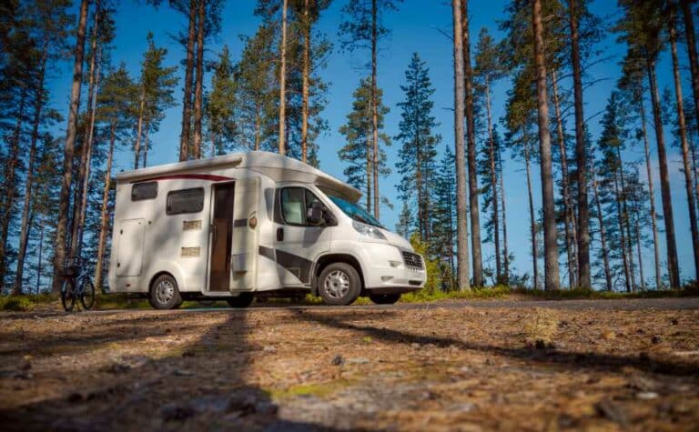 Photo d'un camping car dans une foret