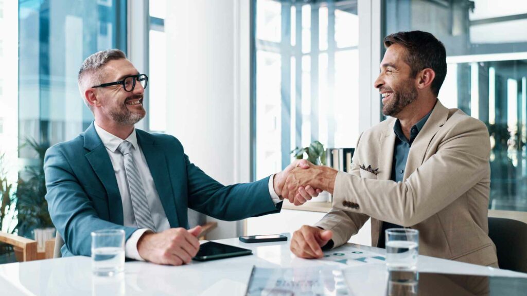 Deux hommes d'affaire qui se sert la main