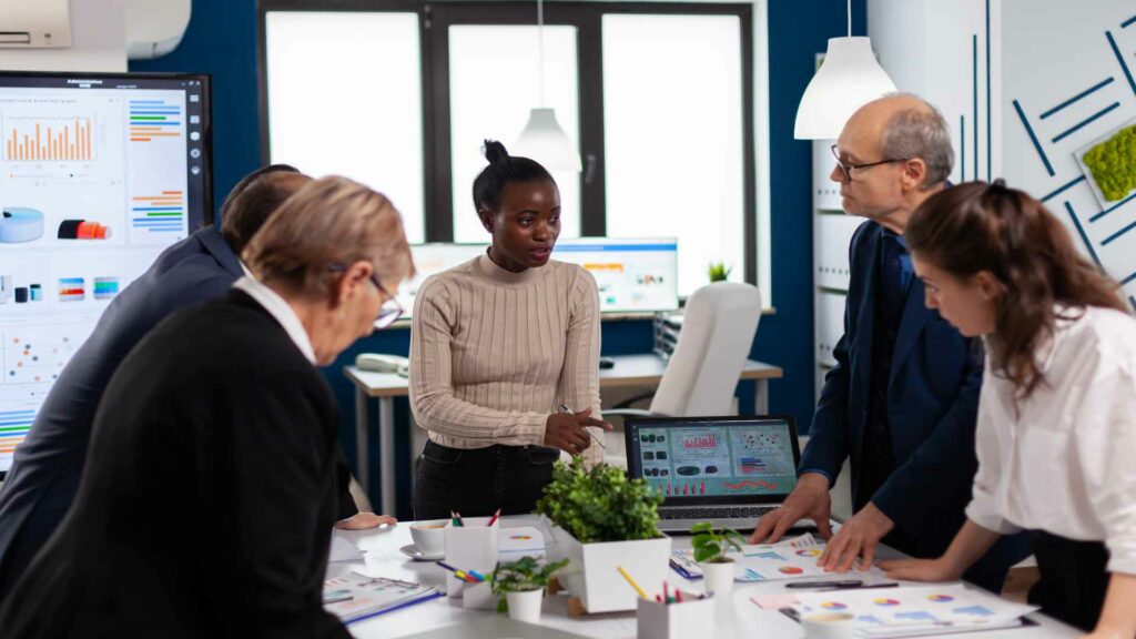 Réunion d'entreprise autour d'une table