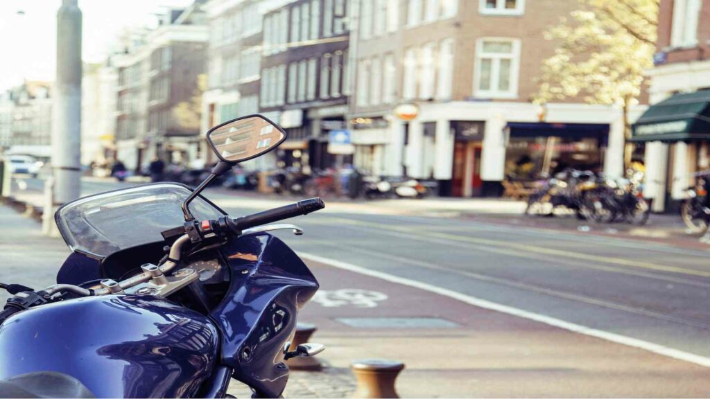 Photo d'une moto en pleine ville