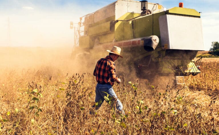 un homme a coté d'un engin agricole