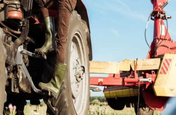 Un homme qui descend de son engin agricole