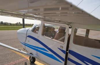 Photo d'un avion depuis l'extérieur sur une piste d'atterrissage