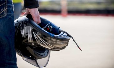 Un homme qui tient son casque de moto