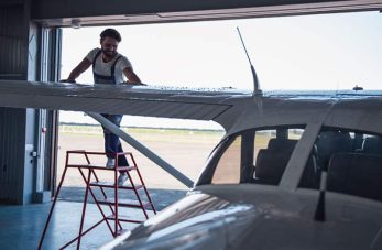 Un homme qui lave son avion
