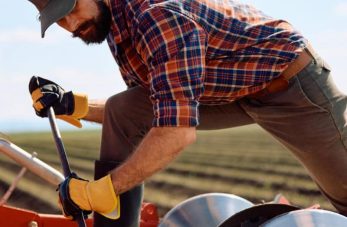Un homme qui nettoie ca machine